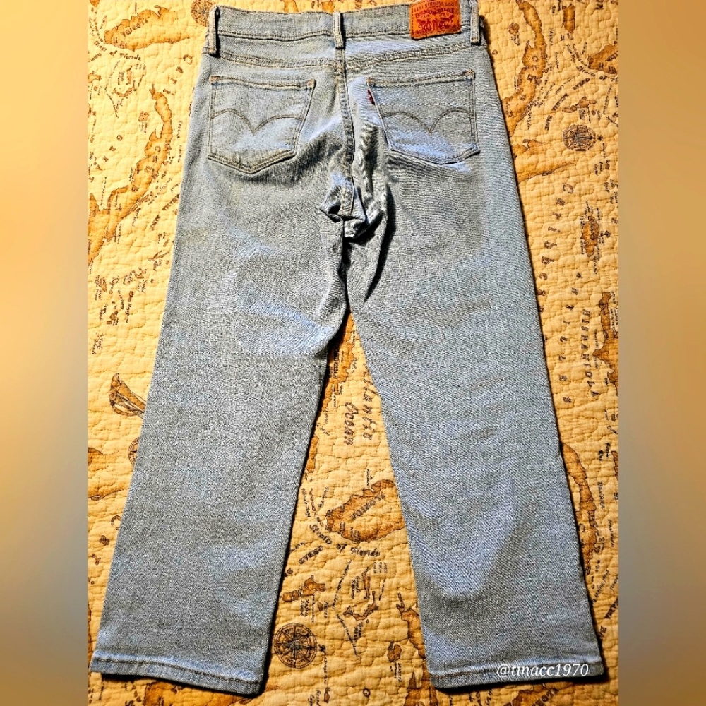 Levis Light Wash Capri